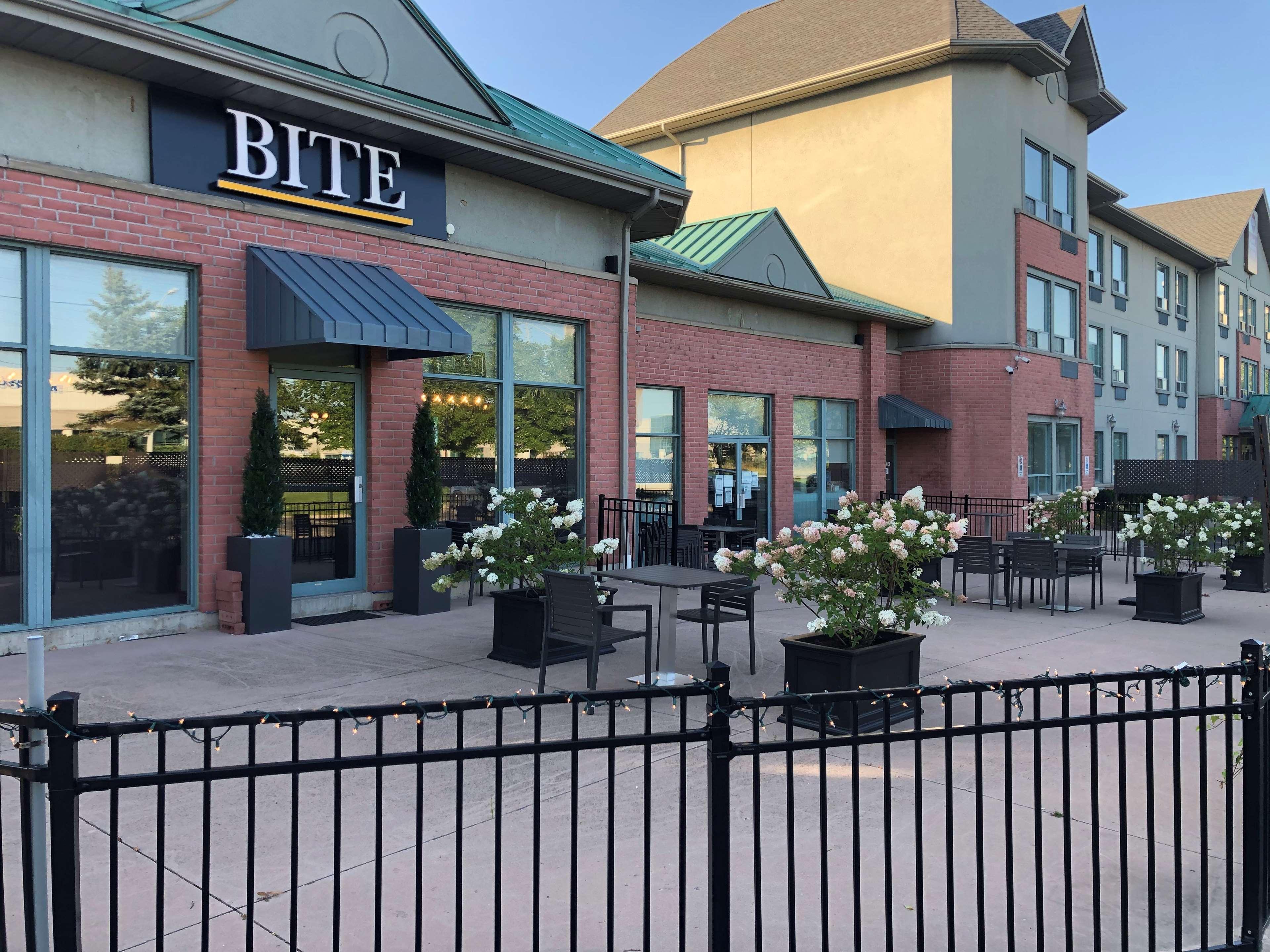 Best Western Plus Travel Hotel Toronto Airport Bagian luar foto