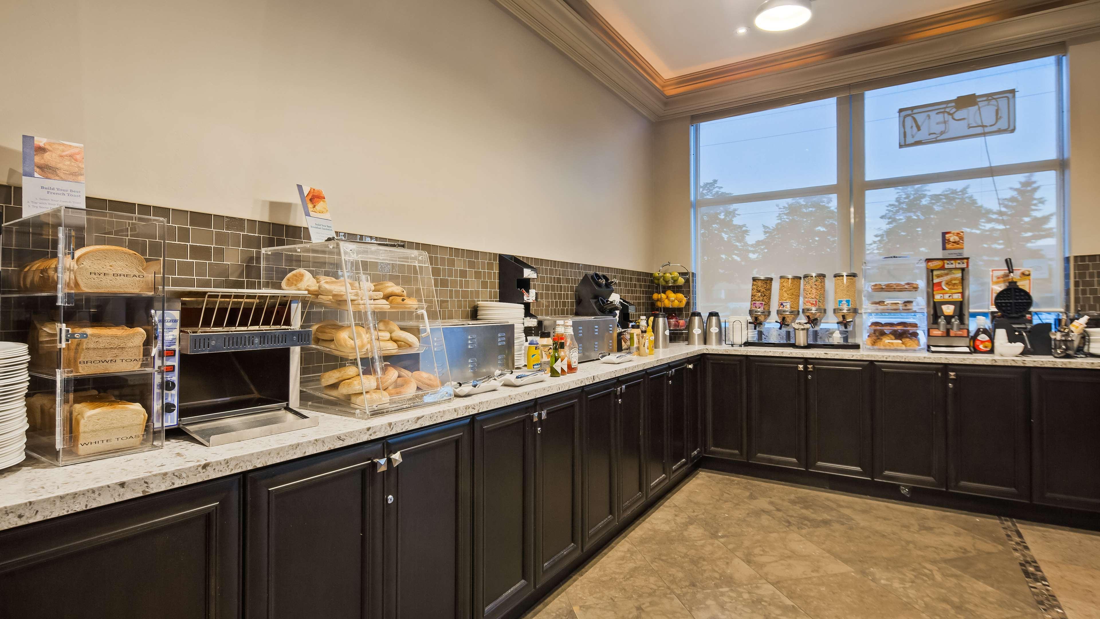 Best Western Plus Travel Hotel Toronto Airport Bagian luar foto