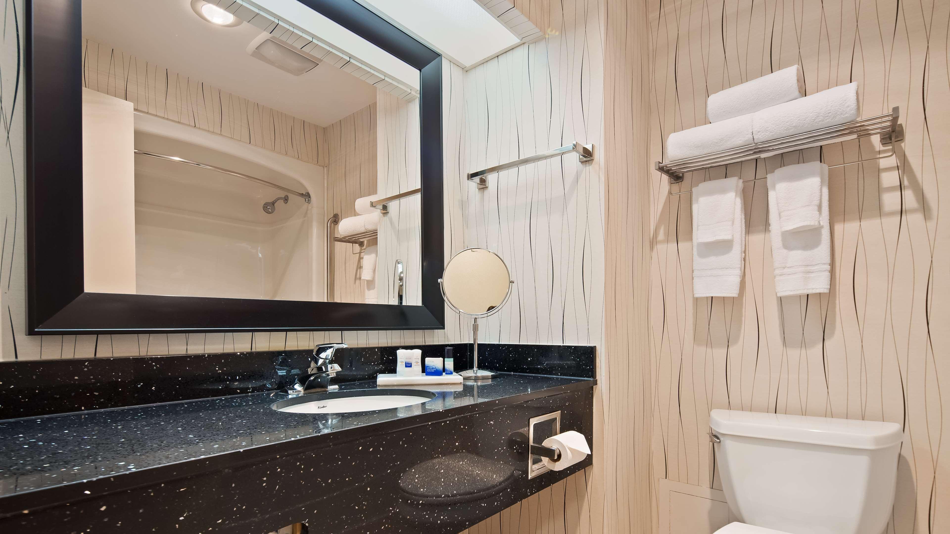 Best Western Plus Travel Hotel Toronto Airport Bagian luar foto