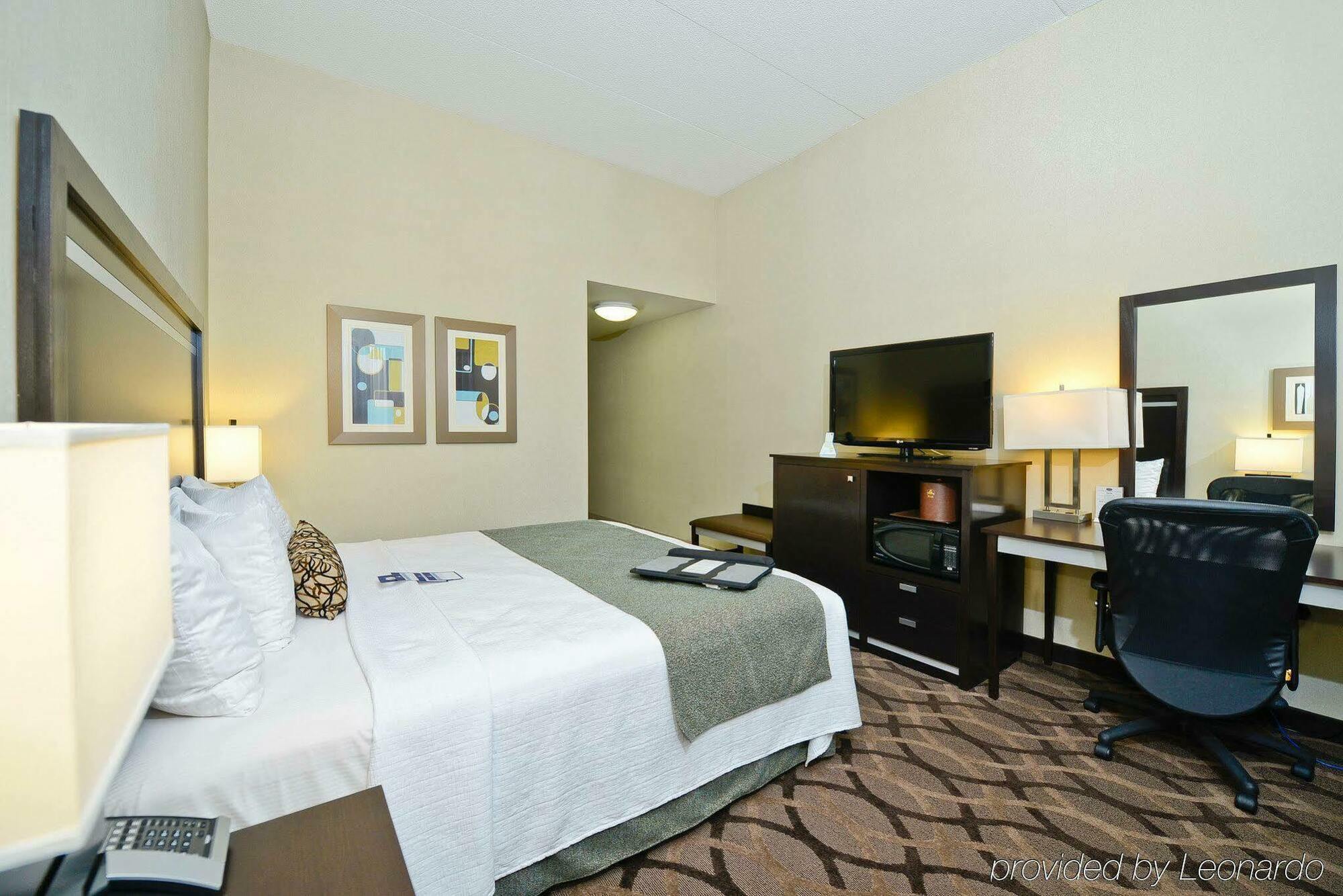 Best Western Plus Travel Hotel Toronto Airport Bagian luar foto